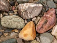 Steingruppe in Gelb, Rot und Grau mit weißen Anteilen